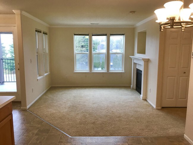 Sala de estar con chimenea - 11667 SE Fuller Rd