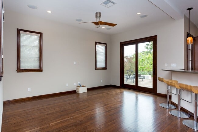 Foto del edificio - Loma Portal Craftsman with Views