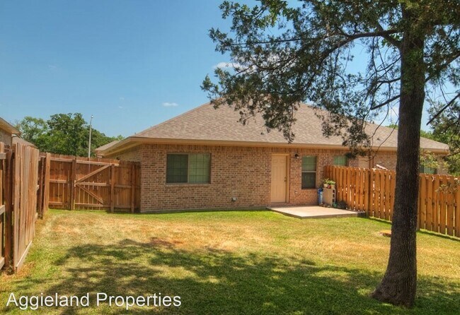 Building Photo - 3 br, 3 bath House - 4449 Reveille