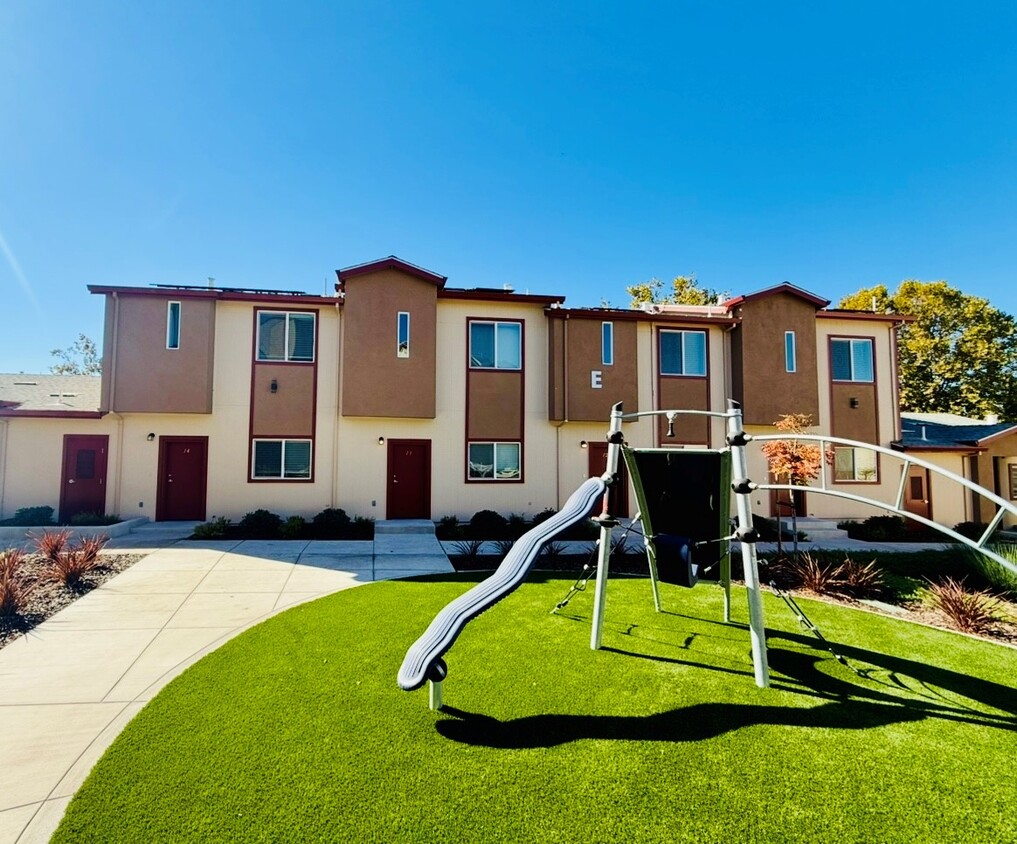 Primary Photo - Sunnyhills II Apartments