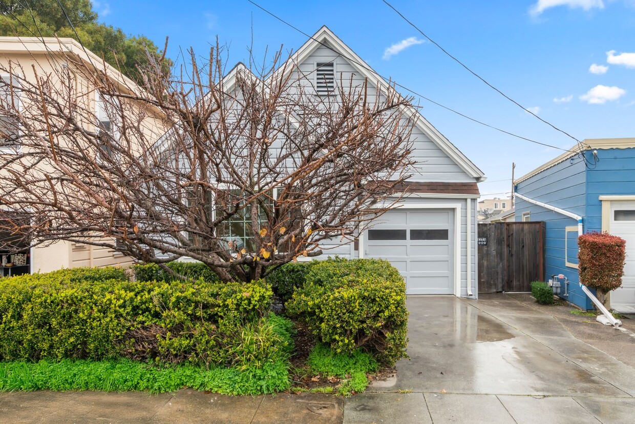 Foto principal - Charming 2Bed/1Bath Single-Family Home in ...