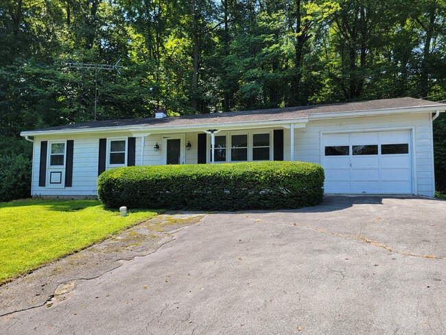Building Photo - 661 Lauschtown Rd