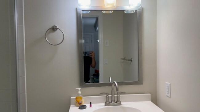 Building Photo - 10 Manorwood Dr