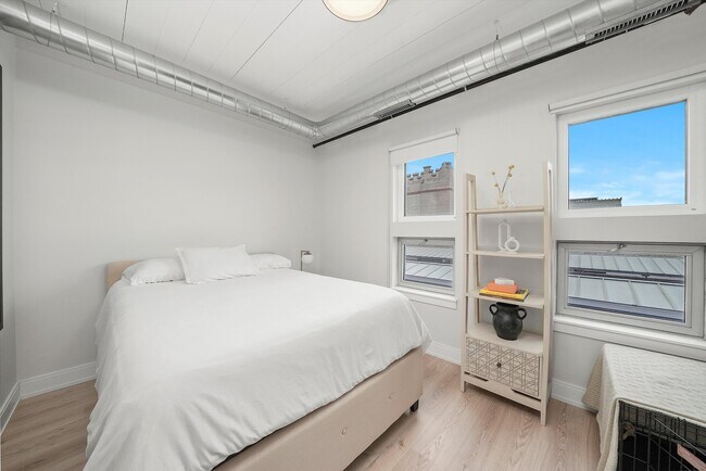 Building Photo - 941 W Belmont Ave