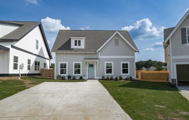 Building Photo - Spacious 3 Bedroom House with Primary Suit...