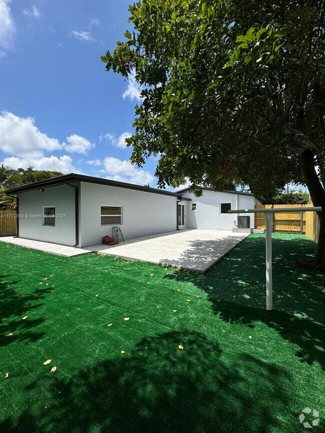 Building Photo - 4028 SW 49th Ct