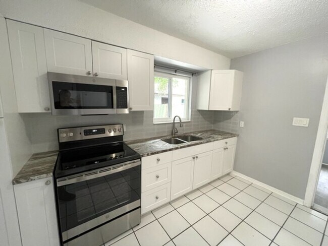Building Photo - 2 Bedroom Plus Office/Den Bradenton Home F...