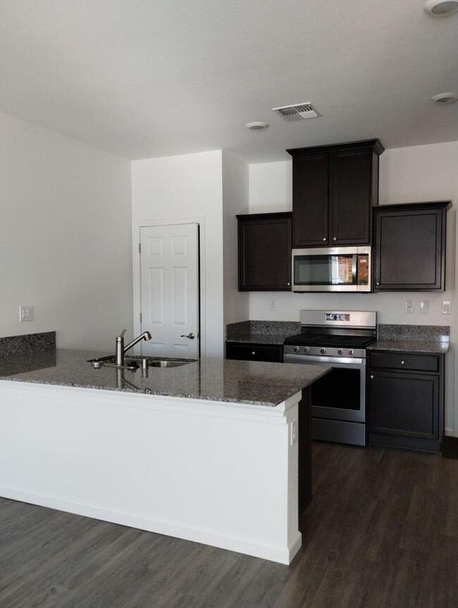 Building Photo - Beautiful Townhouse Pet Friendly