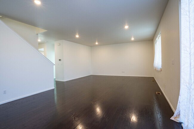 Building Photo - Available NOW! 4 Bedroom 3 Bath Beautiful Home