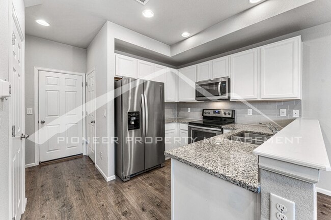 Building Photo - Fantastic Townhome with Attached Garage and Central AC!