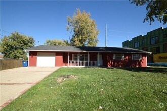 Building Photo - 901 SE 10th St