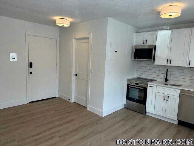 Building Photo - 740 E 7th St