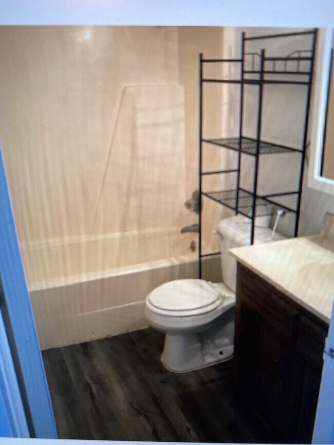 ¡Baño completo - 806 N Washington St