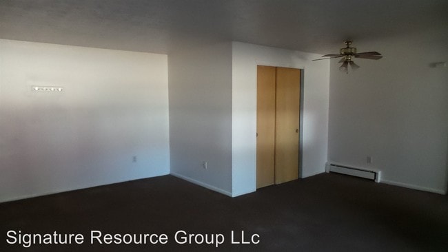 Building Photo - 858 S Green Rd