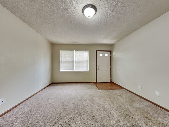 Foto del edificio - 3 bed with fenced in backyard!!