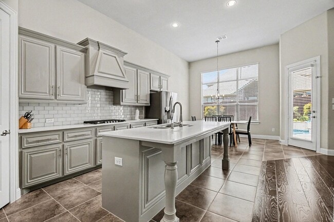 Building Photo - 3323 Royal Ridge Dr