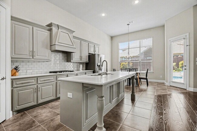 Foto del edificio - 3323 Royal Ridge Dr