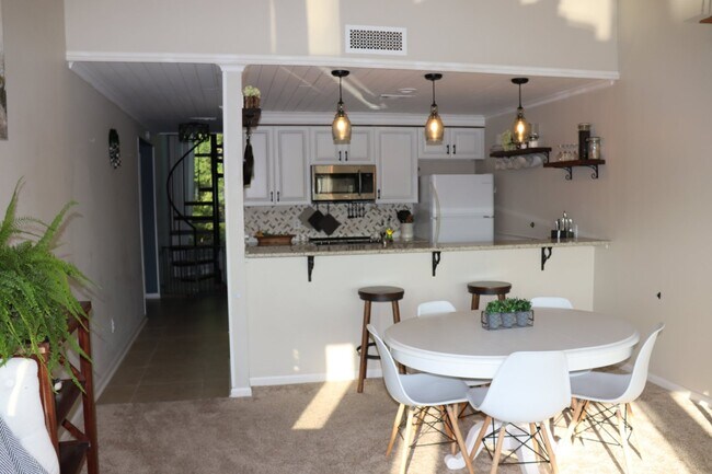 Dining table - 300 Yacht Club Dr