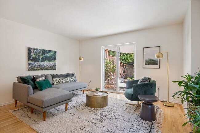 Foto del edificio - Cathedral Park Townhouse with BRAND-NEW Central A/C & Heat – 3 Bed, 2.5 Bath!
