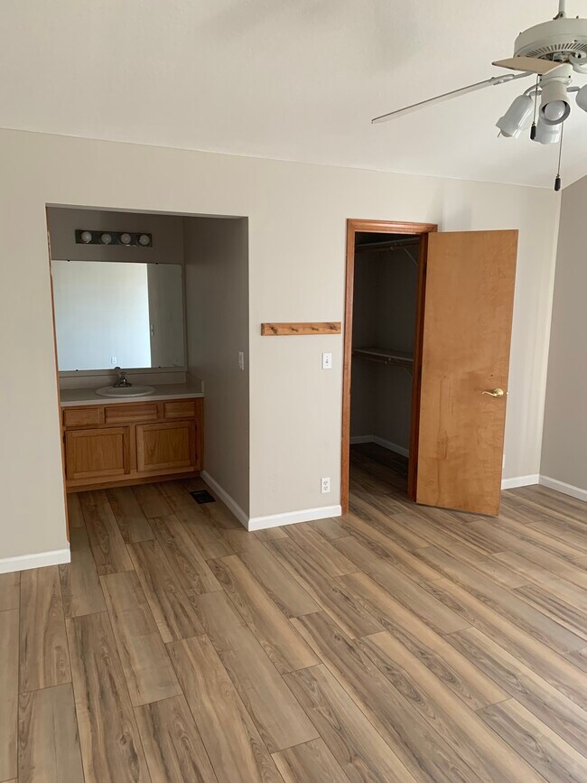 primary bedroom - 4918 Stoneback Dr