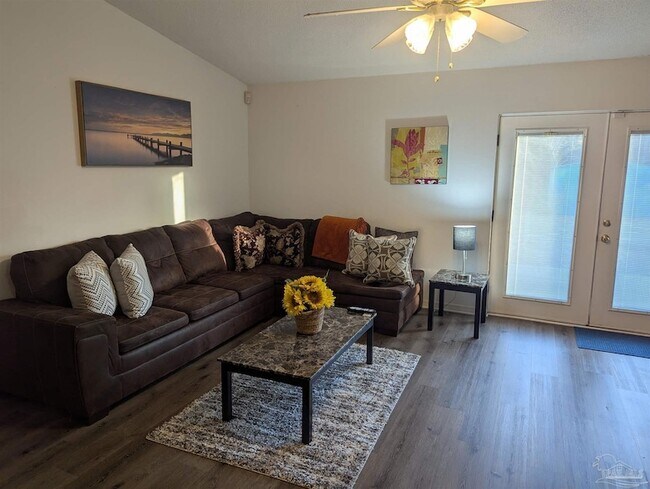 Foto del edificio - 4009 Shorewood Dr