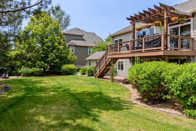 Building Photo - Stunning 4 bed with Office- Main Floor Pri...