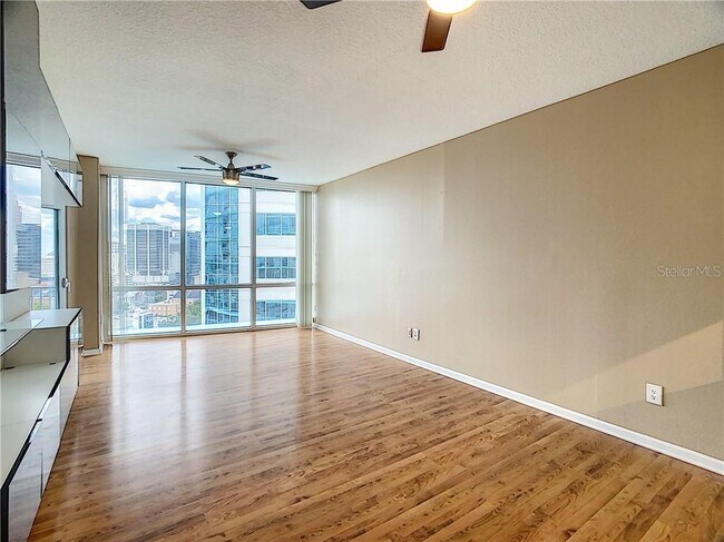 Foto del edificio - 322 E Central Blvd