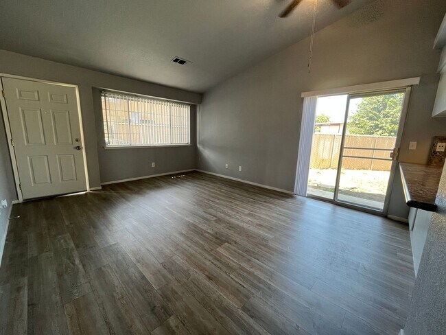 Foto del edificio - 335 Springville Ct