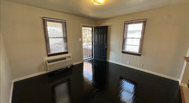 Foto del edificio - CENTER TOWNSHIP! ** SECTION 8 ACCEPTED**  2 BEDROOM/1 BATH HOME AVAILABLE NOW!!
