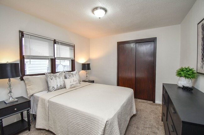 Building Photo - 306 S Chicago Ave