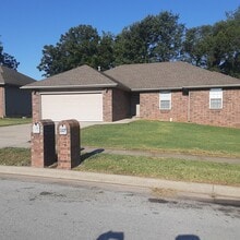 Building Photo - 337 S Casa Grande Ave