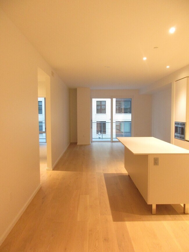 Building Photo - Vista Condominiums - 1 bedroom/1 bath Pearl District condo w/parking/storage/amenities/most utili...