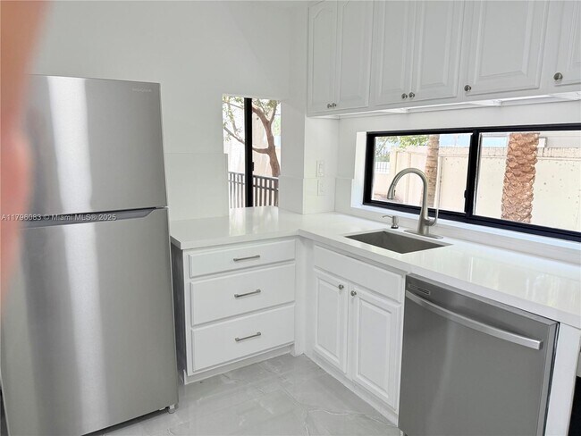 Foto del edificio - 16909 N Bay Rd