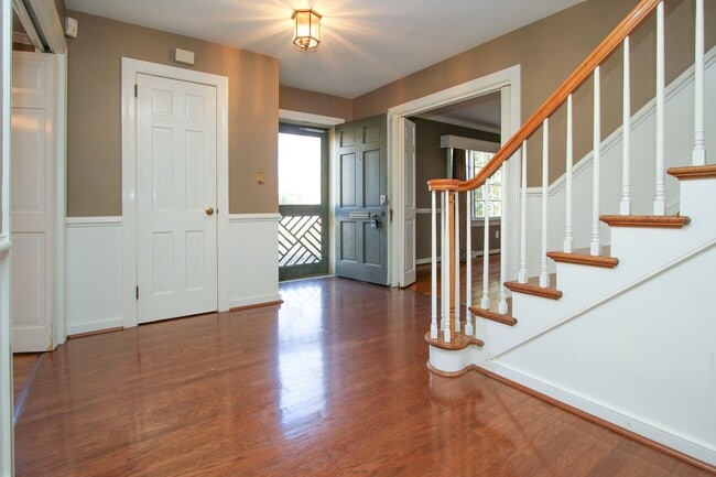 Building Photo - 15 Garland Dr