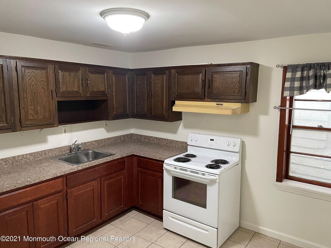 14 Carr Ave Unit 4, Keansburg, NJ 07734 Room for Rent in Keansburg