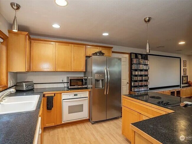 Building Photo - Fantastic 2 Bed-1 Bath Rambler in Universi...