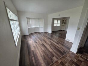 Building Photo - 104-104 Morley Pkwy