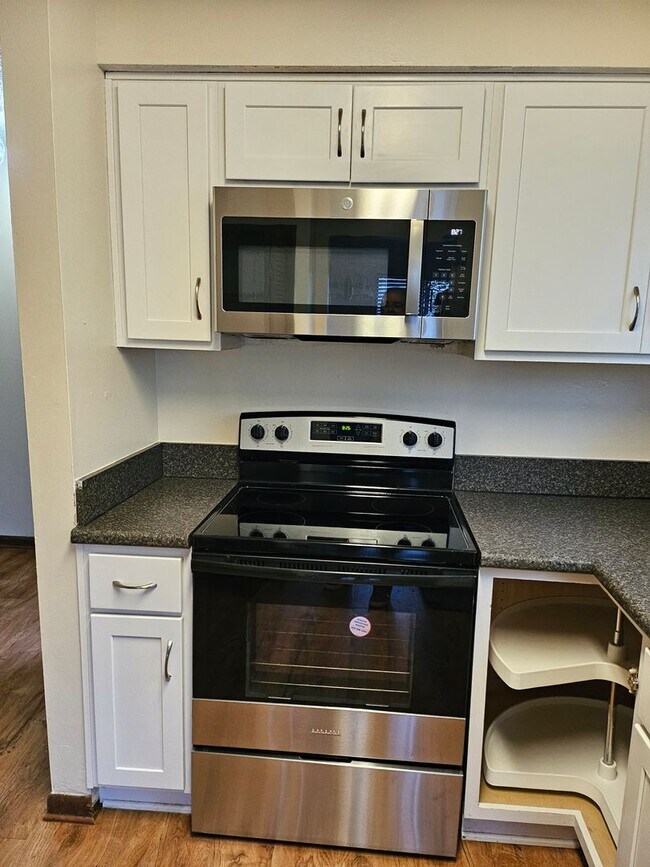 Foto del edificio - $1595 - 3/2/2 - Lots of New!