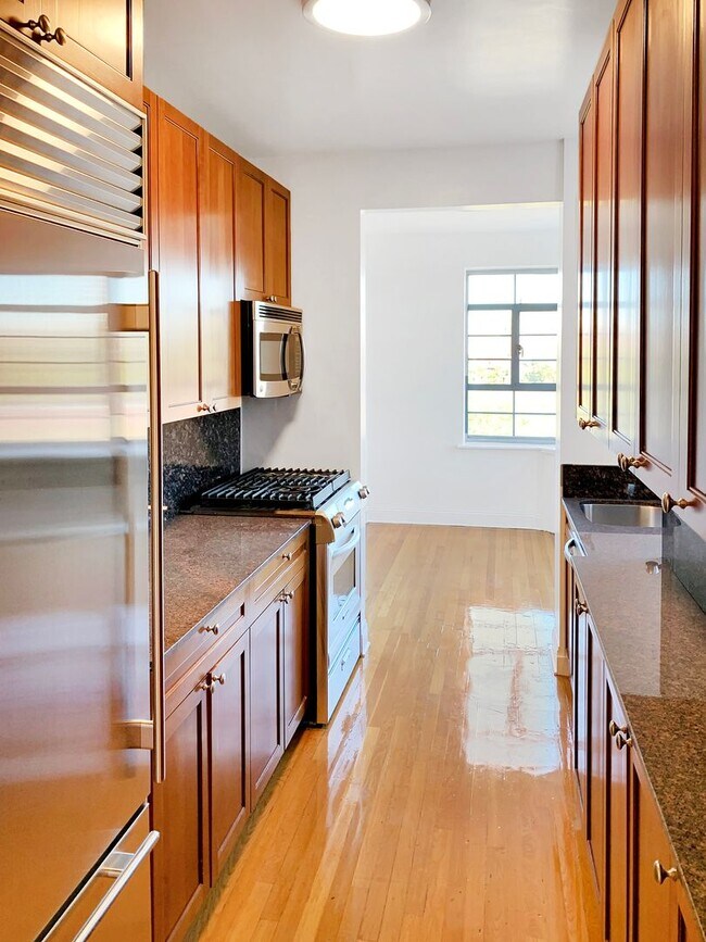 Foto del edificio - Beautiful 3 bed 3 bath Apartment designed by Lead Architect Steward Wagner and Alfred Fellheimer ...