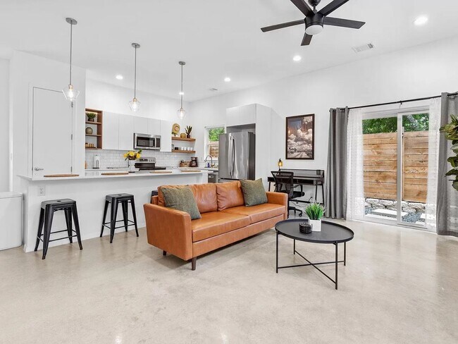 Foto del edificio - Woodbury Square Townhome