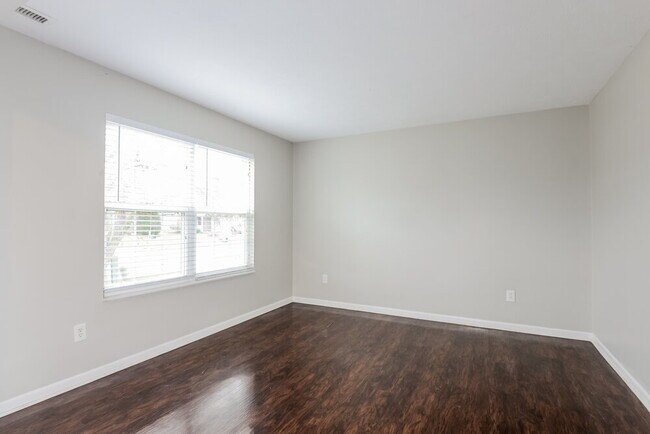 Building Photo - 6836 Governors Pointe Blvd