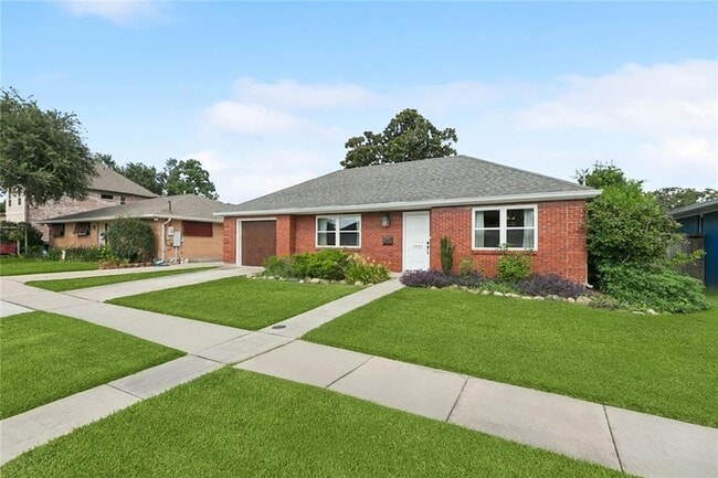 Foto del edificio - 1433 Poinsettia Dr