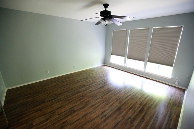 Building Photo - 1304 Azie Morton Rd