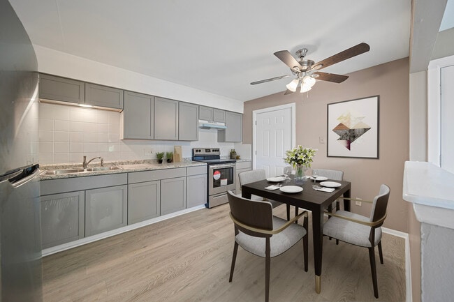 Foto del edificio - Lakeland Apartments ::OPEN HOUSE::