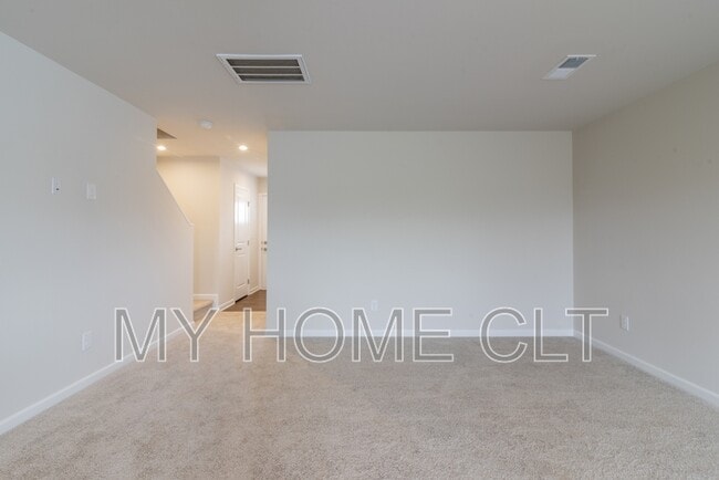 Building Photo - 6067 Bridle Crk Dr