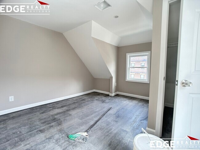 Building Photo - 16 Long Ave