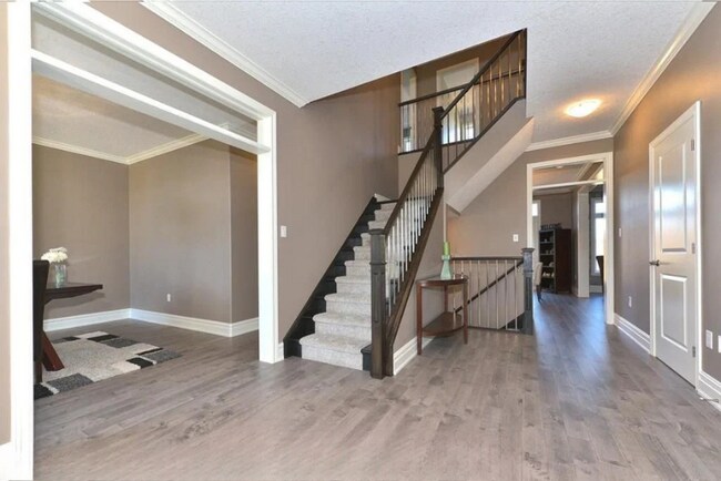 Photo du bâtiment - Executive Home for Rent in South London – Available August 1st