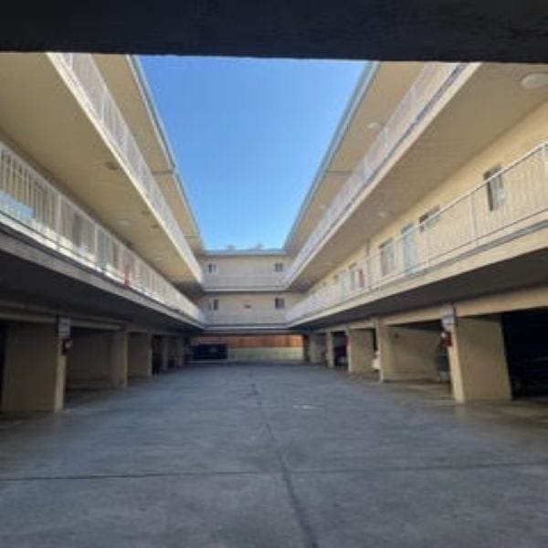 Building Photo - 1260 Beachwood Dr