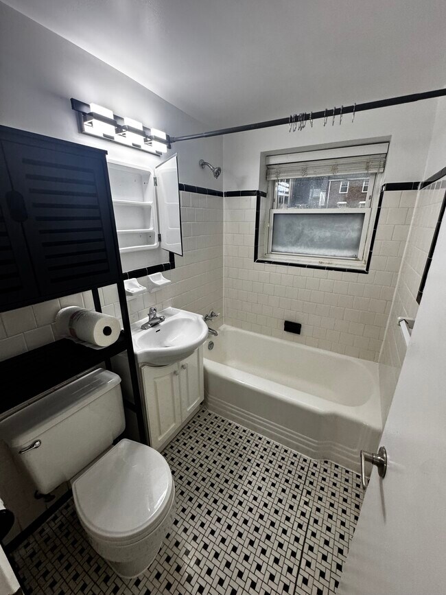 Foto del edificio - 7036 Strathmore St