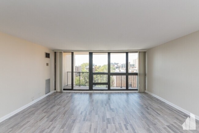 Building Photo - Beautiful 1 Bedroom Condo with Private Bal...